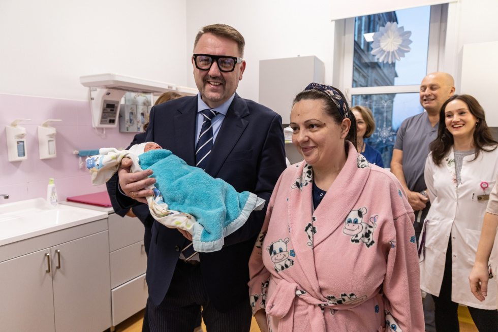 Na zdjęciu prezydent, mama i dziecko 