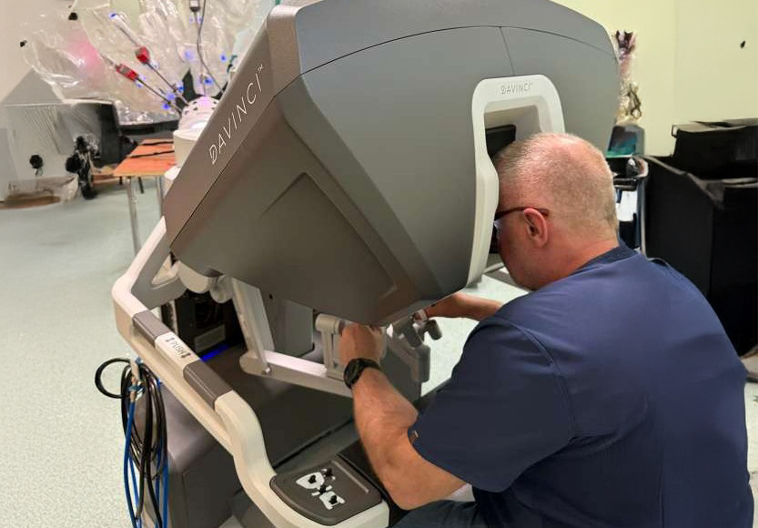 Na zdjęciu operator i robot