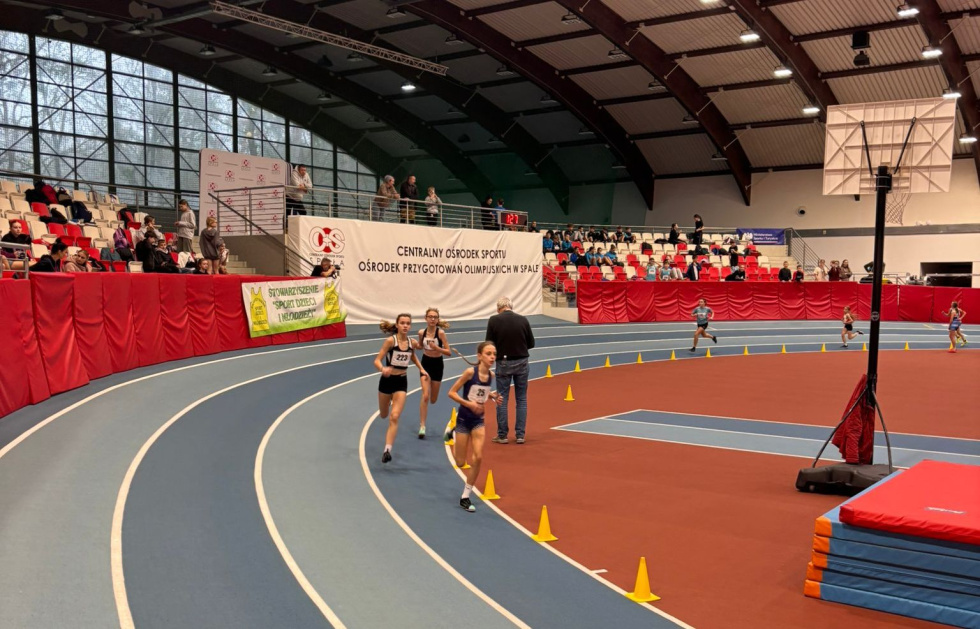 Na zdjęciu stojący ludzie 