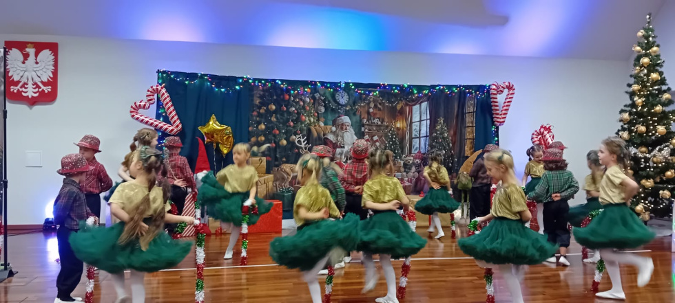 Na zdjęciu stojący ludzie 