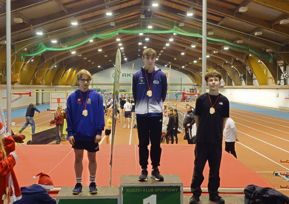 Na zdjęciu stojący ludzie 