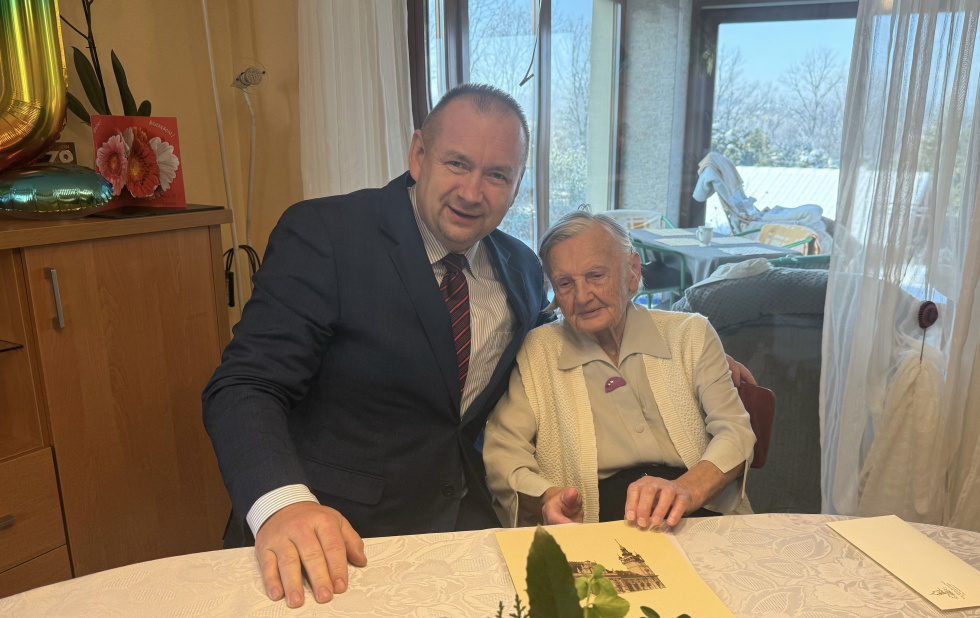 Na zdjęciu siedzący ludzie 