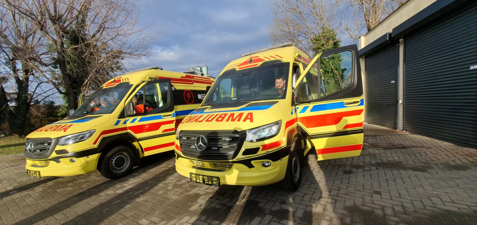 Na zdjęciu nowe karetki 