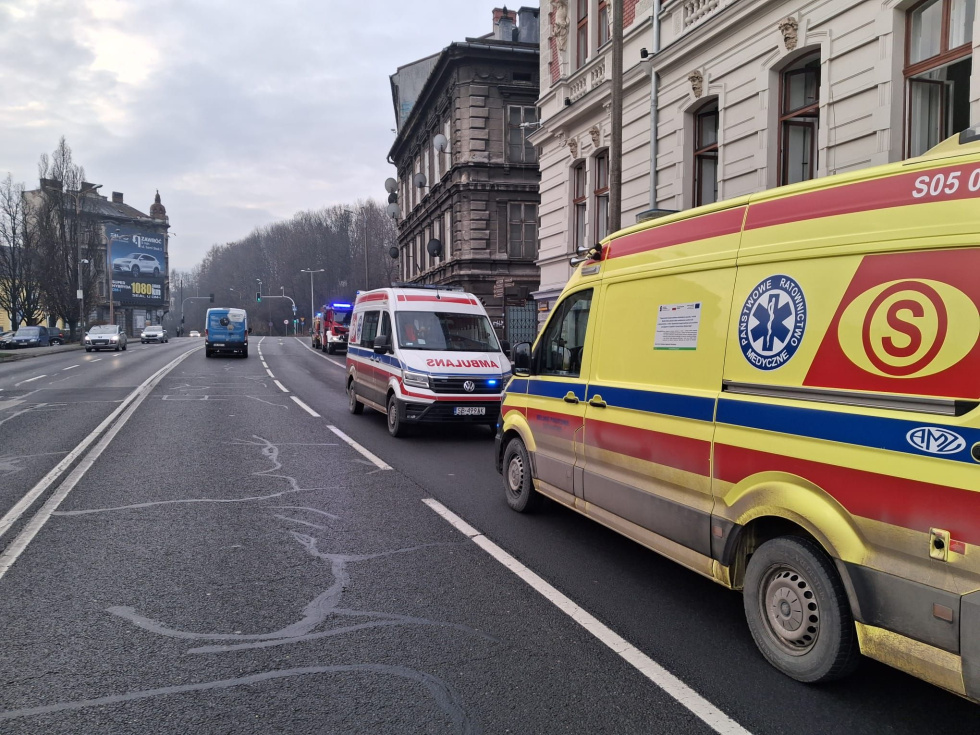 Na zdjęciu samochody na ulicy 