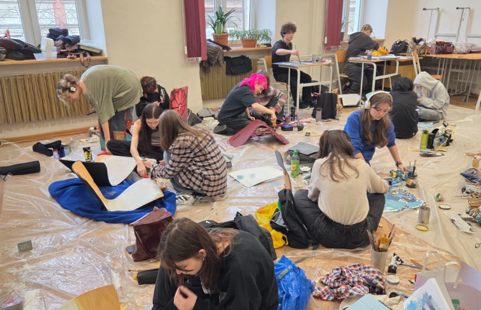 Na zdjęciu malowanie krzeseł 