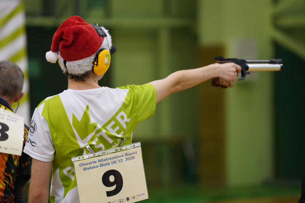 Na zdjęciu stojący ludzie 