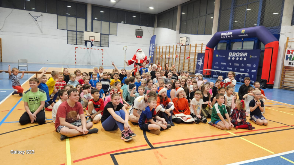 na zdjęciu młodzież z Mikołajem