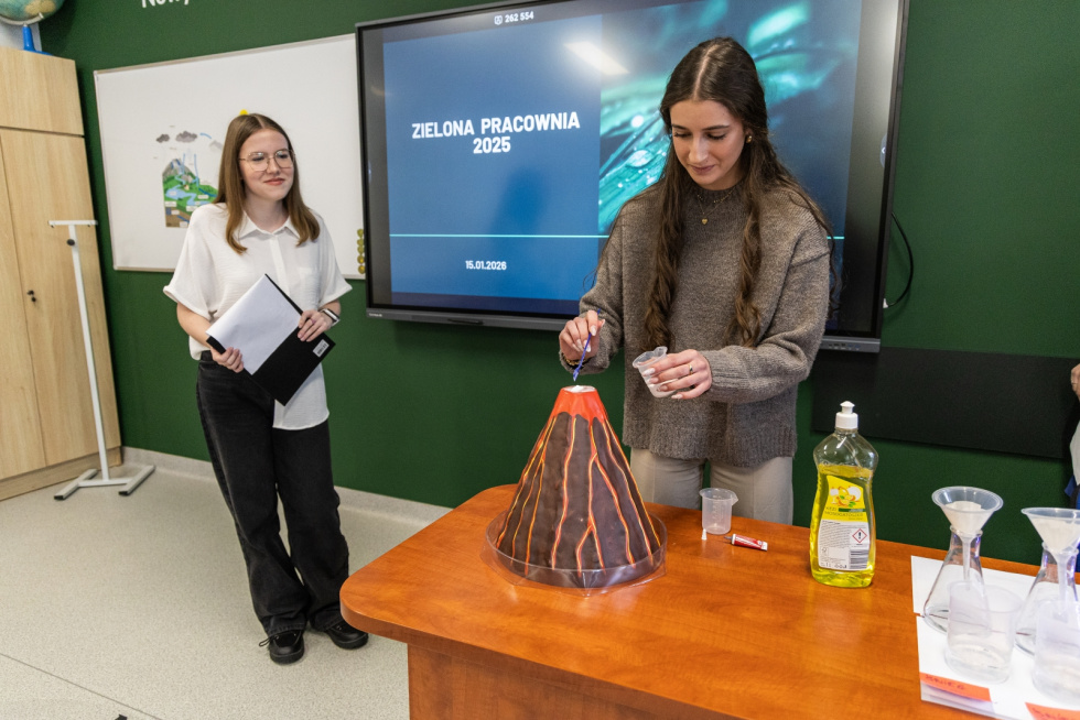 Na zdjęciu dwie uczennice w pracowni