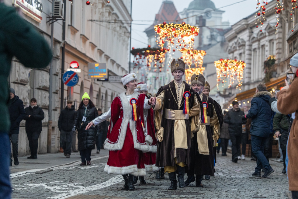 Na zdjęciu tańczący poloneza 