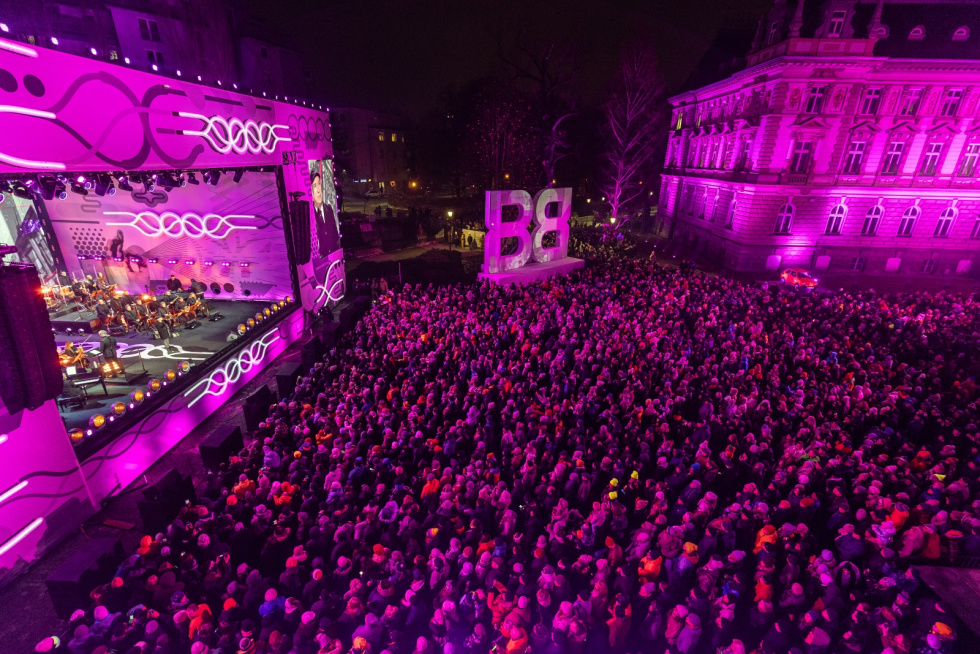 Na zdjęciu publiczność i scena na Placu Ratuszowym podczas koncertu 17 stycznia 