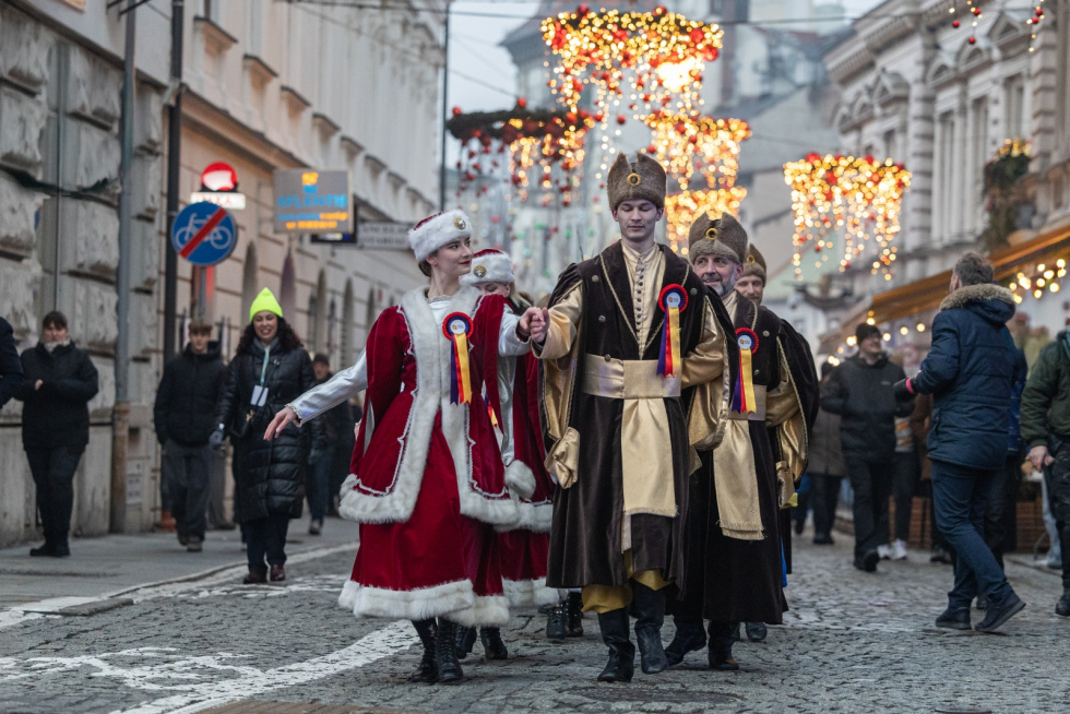 Na zdjęciu tańczący poloneza 