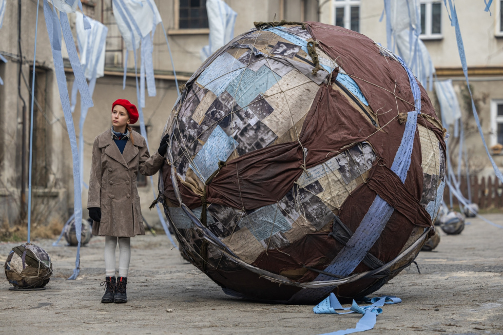 Na zdjęciu główna bohaterka - Jadwisia przy kuli z listów 