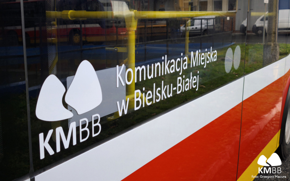 Na zdjęciu fragment autobusu z napisem KMBB
