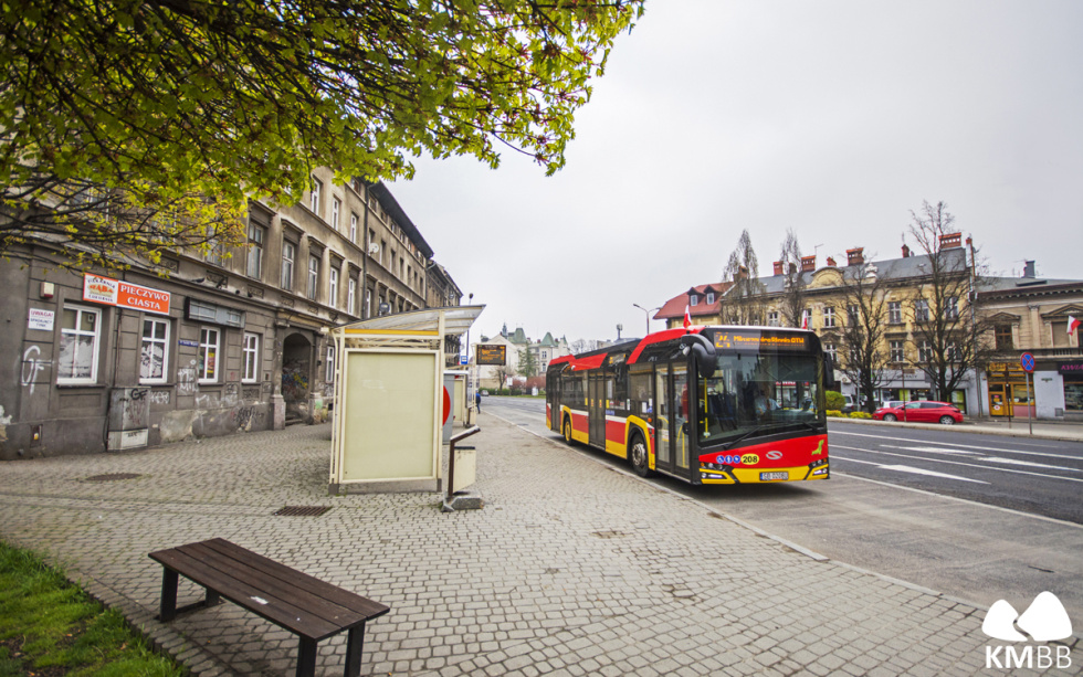 Na zdjęciu autobus linii nr 24 na przystanku 