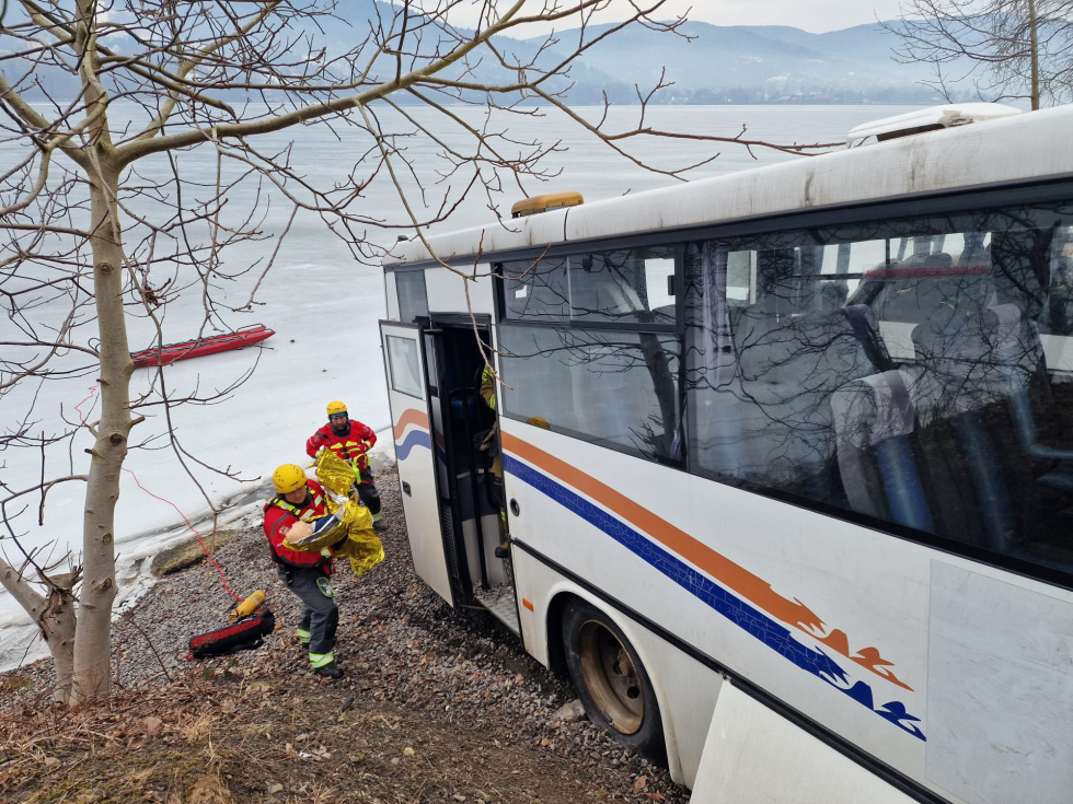 Na zdjęciu działania ratownicze nad Jeziorem Żywieckim 