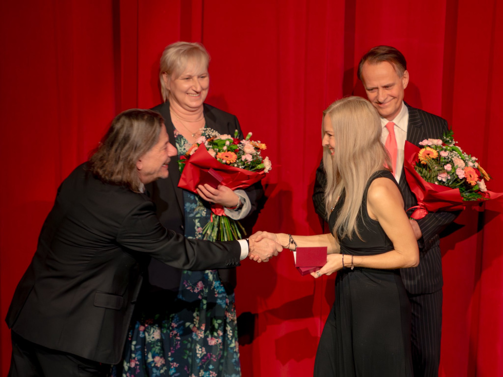 Na zdjęciu wyróżnieni twórcy teatru odbierają gratulacje od dyrektora TP Witolda Mazurkiewicza