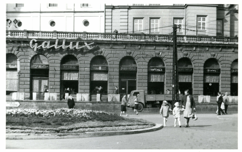 Na zdjęciu ludzie w Bielsku w tle Wysoki Taras 