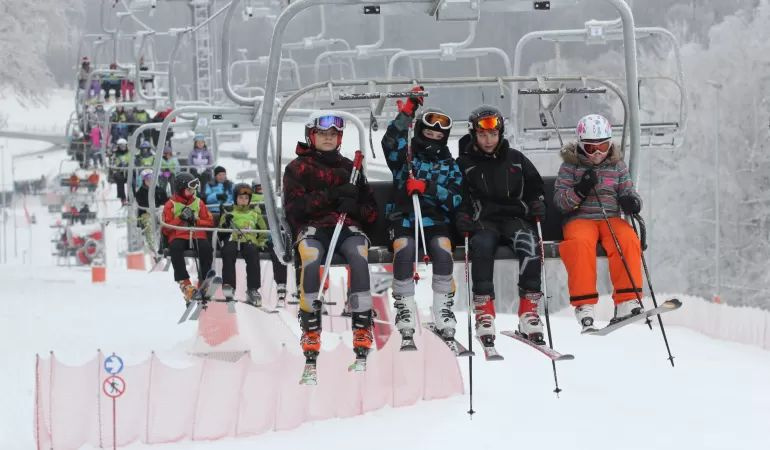 Na zdjęciu narciarze na wyciągu 