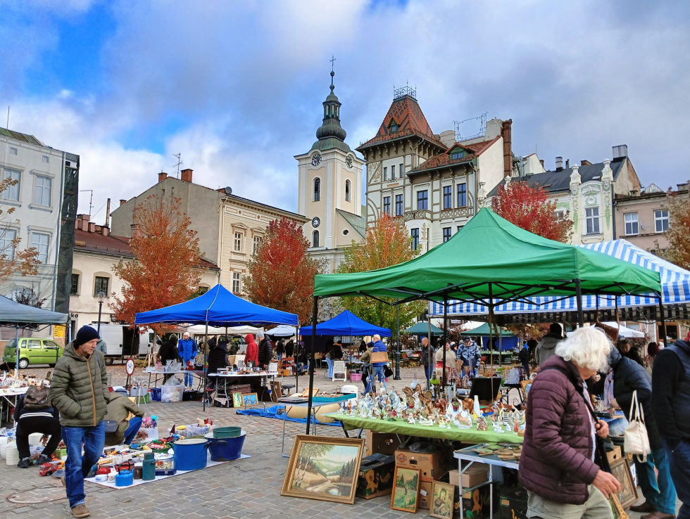 Na zdjęciu giełda staroci w Białej 