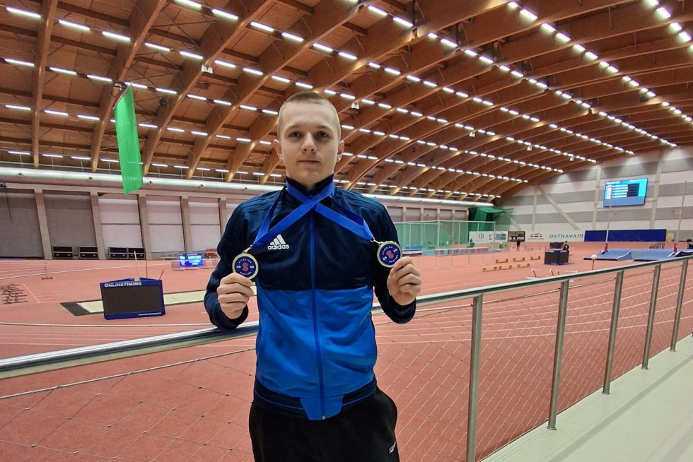 Na zdjęciu stojący ludzie 