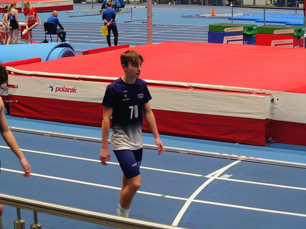 Na zdjęciu młody lekkoatleta na bieżni