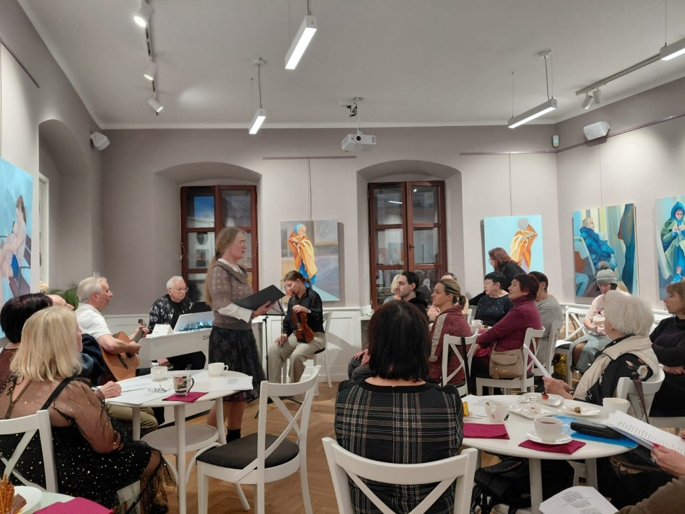 Na zdjęciu stojący ludzie 