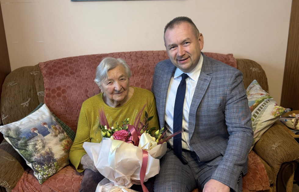 Na zdjęciu siedzący ludzie 