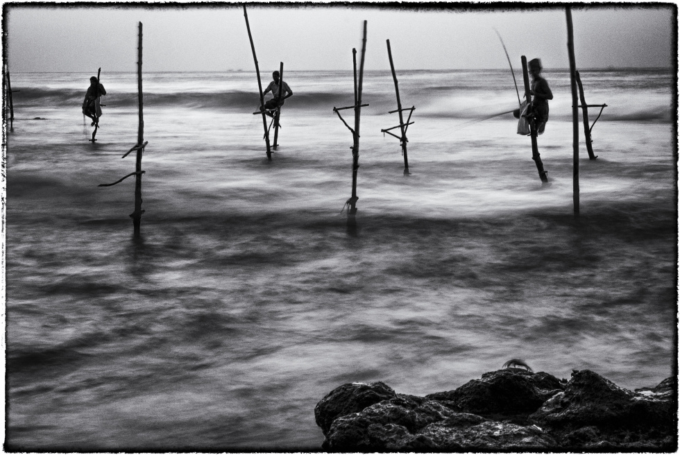 Na zdjęciu fragment morskiego pejzażu z kilkoma osobami