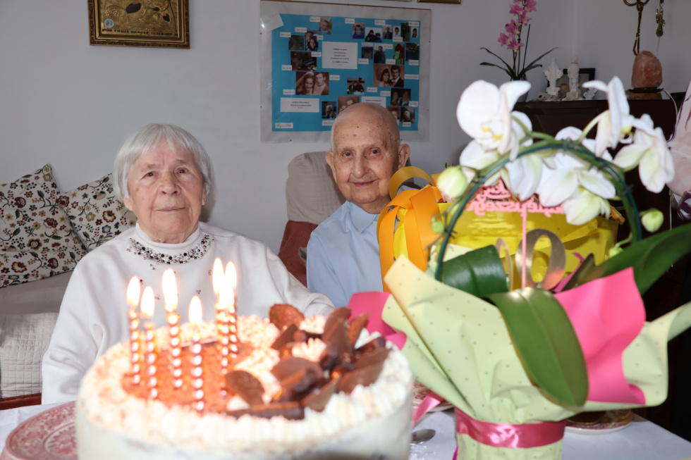 Na zdjęciu siedzący ludzie 