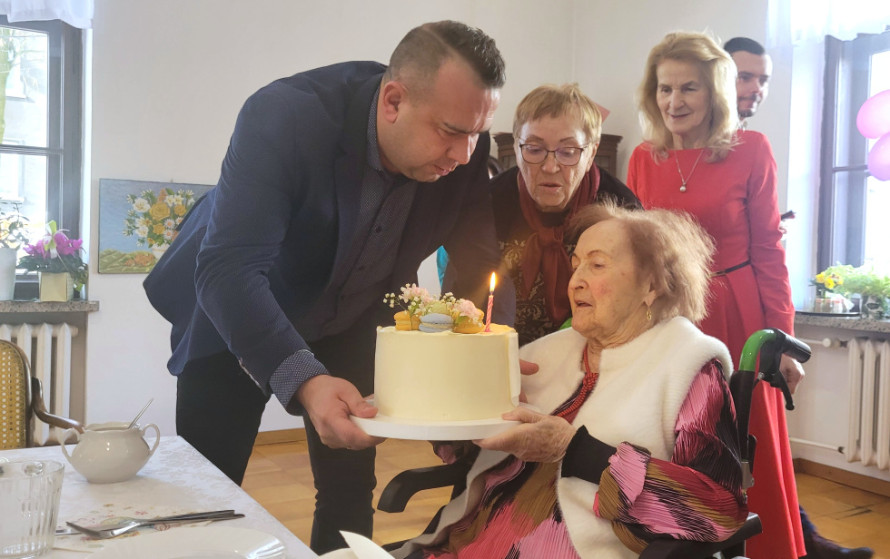 Na zdjęciu wiceprzewodniczący Rady Miejskiej w Bielsku-Białej i jubilatka Irena De Maria