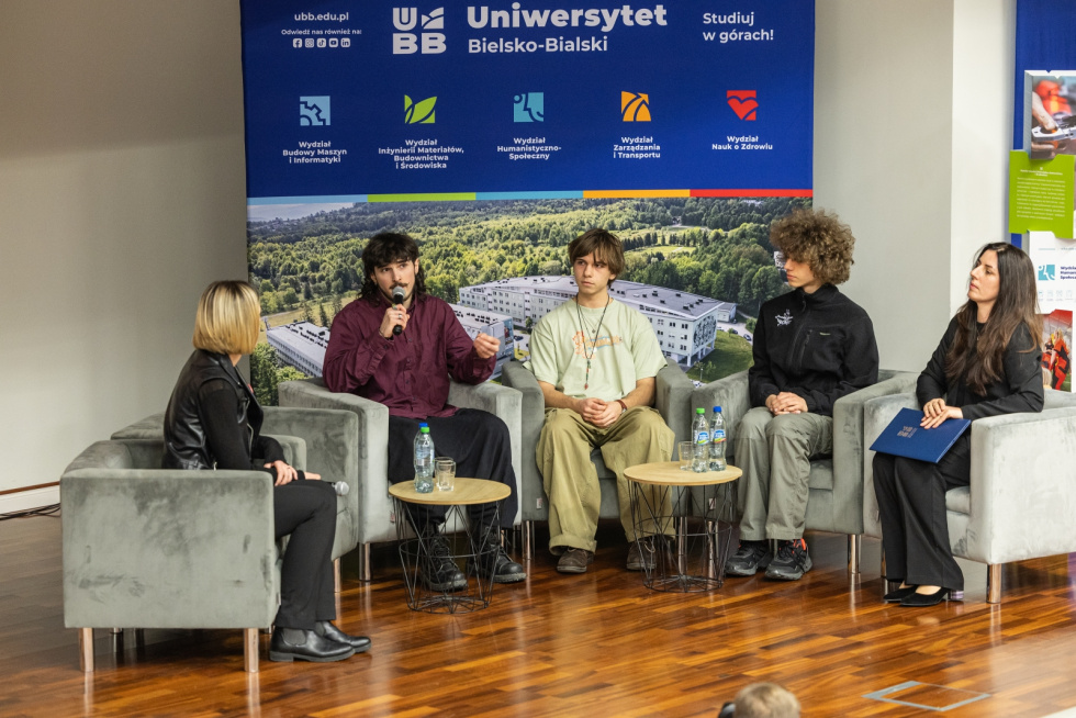 Na kanapie siedzą młodzi twórcy shortów 