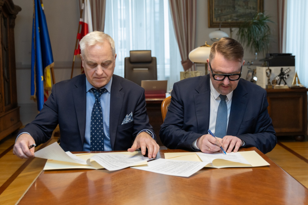 Na zdjęciu siedzący ludzie 