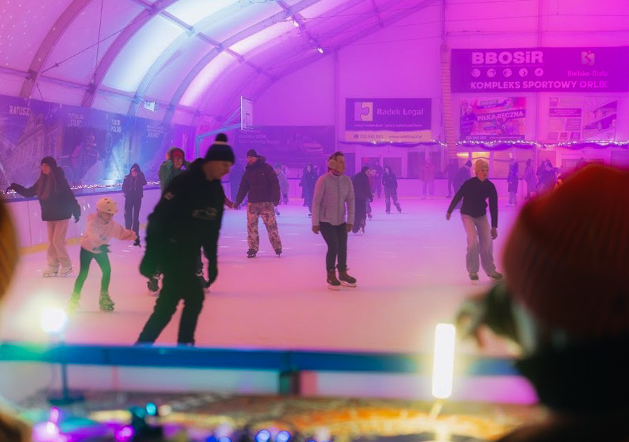 Na zdjęciu uczestnicy wydarzenia lododisko na lodowisku 