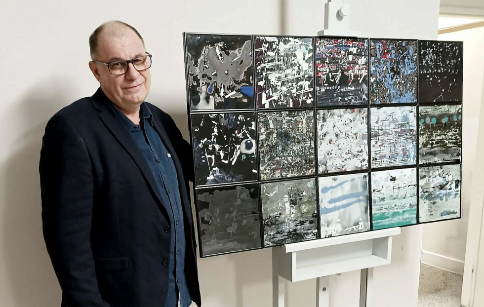 Na zdjęciu Krzysztof Dadak obok swojej pracy