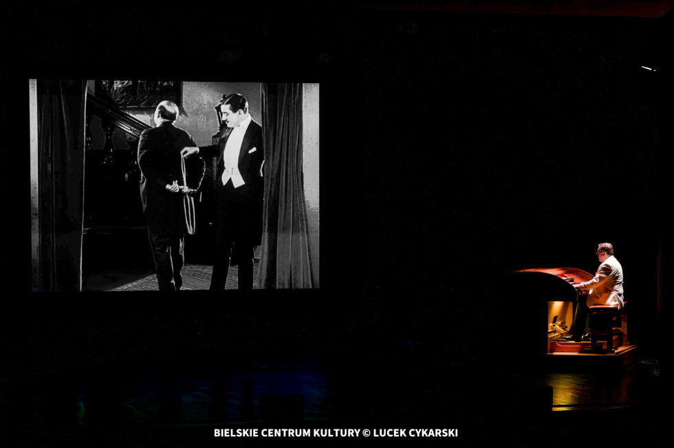 na zdjęciu organista i ekran