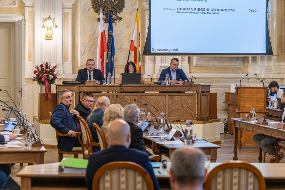 Na zdjęciu siedzący ludzie 