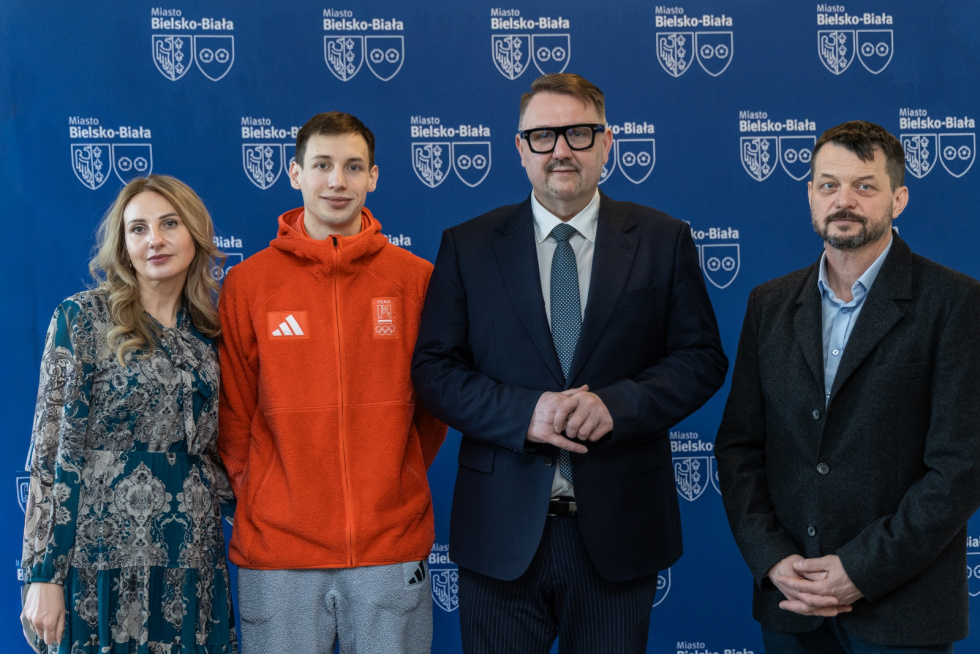 Na zdjęciu rodzice Kacpra - Kinga i Wojciech Tomasiakowie, potrójny medalista olimpijski Kacper Tomasiak i prezydent miasta Jarosław Klimaszewski