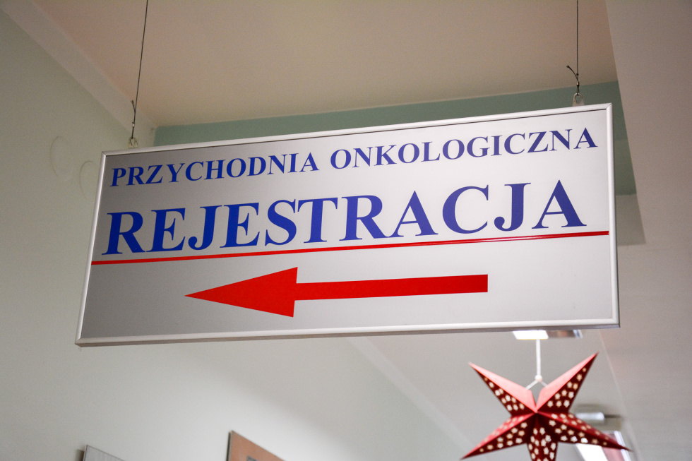 Na zdjęciu tabliczka z napisem: Przychodnia Onkologiczna rejestracja