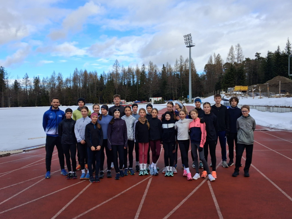 Na zdjęciu stojący ludzie 