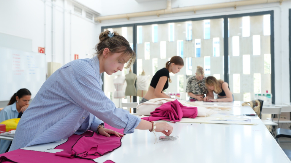 Na zdjęciu uczennice robią wykroje 