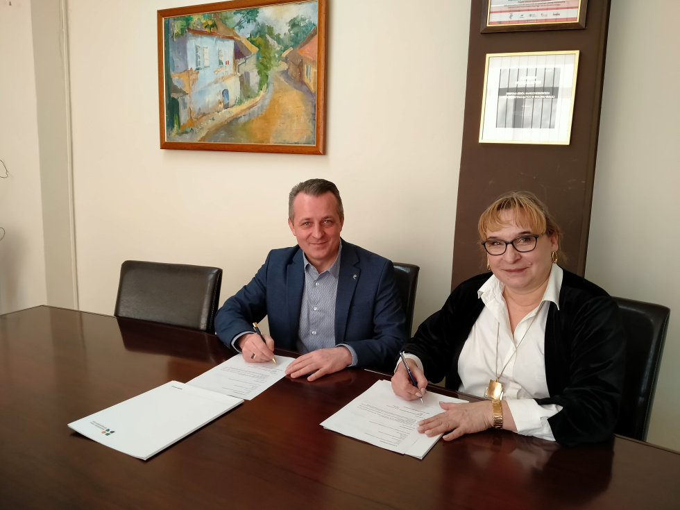 Na zdjęciu od prawej: dyrektorka biura Beskidzkiej Izby Gospodarczej Anna Bednarska i dyrektor Zespołu Szkół Samochodowych i Ogólnokształcących Janusz Berek