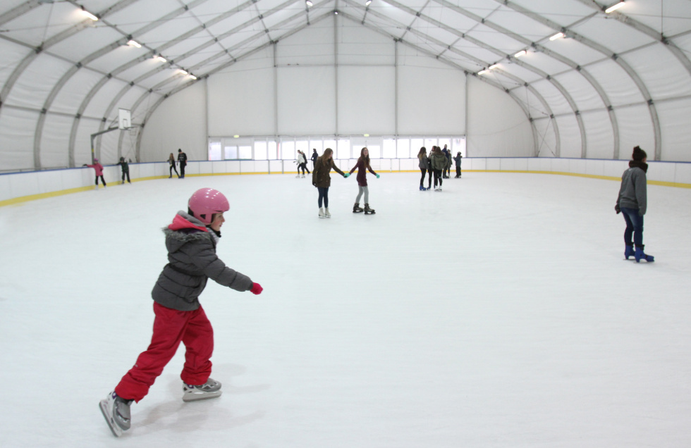 Na zdjęciu łyżwiarze na lodowisku 