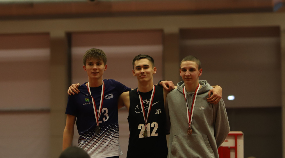 Na zdjęciu stojący ludzie 