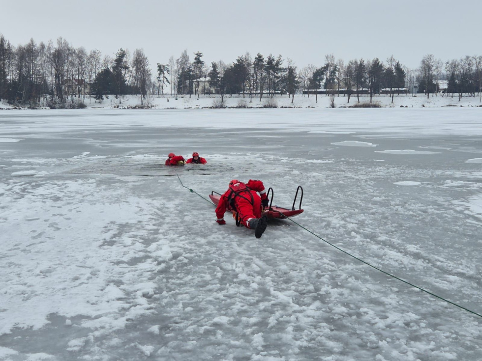 Na zdjęciu strażacy na lodzie 