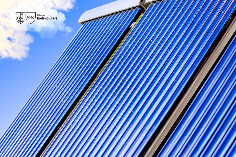 na zdjęciu kolektory słoneczne