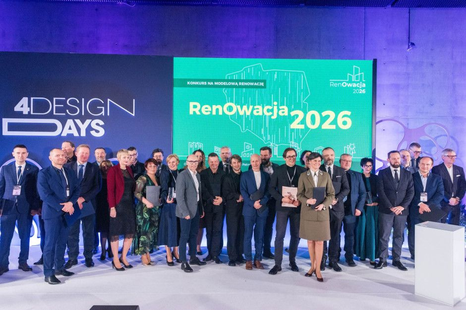 Na zdjęciu stojący ludzie 