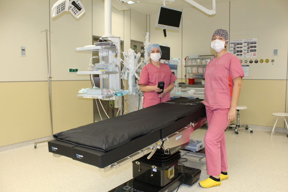 Na zdjęciu stół operacyjny i personel szpitala 