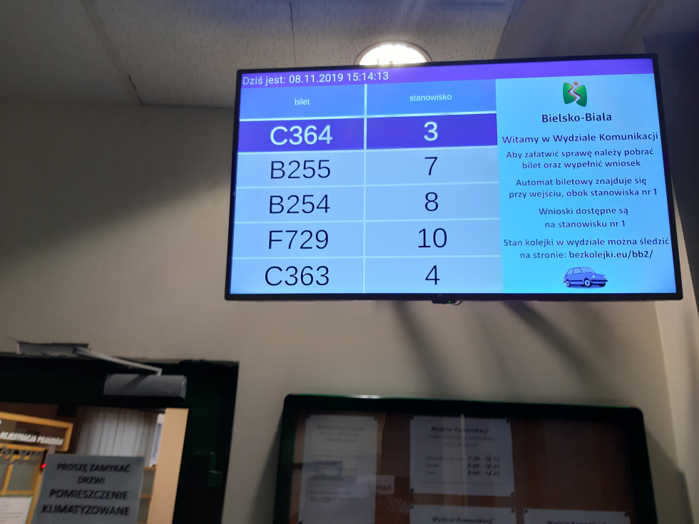 Na zdjęciu tablica kolejkowa w Wydziale Kominikacji