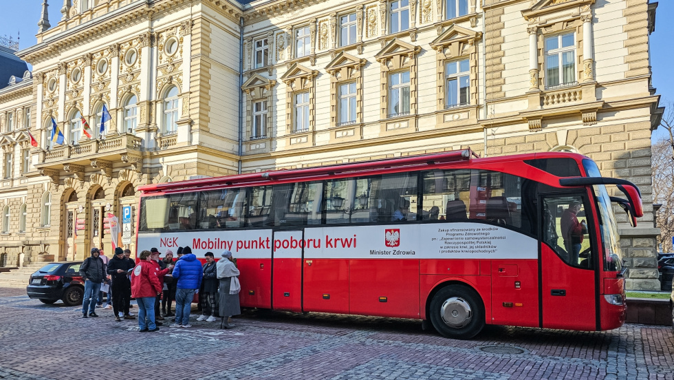Na zdjęciu krwiobus przed Ratuszem
