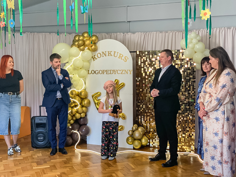Na zdjęciu jedna z uczestniczek konkursu i zaproszeni goście 